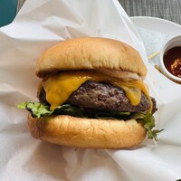 MAISON MARUNOUCHI - マルノウチ 和牛チーズバーガー ※包装紙で包んで食べます