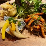 martha - プレートランチ、白身魚のピリ辛中華あん、とうふと菜の花のカレー酢づけ、じゃがいものたらこ炒め、人参としらたきのごまみそ和え
