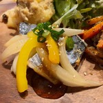 martha - プレートランチ、白身魚のピリ辛中華あん、とうふと菜の花のカレー酢づけ、じゃがいものたらこ炒め、人参としらたきのごまみそ和え