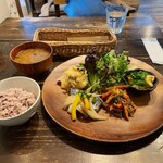 martha - プレートランチ、白身魚のピリ辛中華あん、とうふと菜の花のカレー酢づけ、じゃがいものたらこ炒め、人参としらたきのごまみそ和え