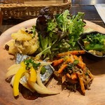 martha - プレートランチ、白身魚のピリ辛中華あん、とうふと菜の花のカレー酢づけ、じゃがいものたらこ炒め、人参としらたきのごまみそ和え