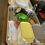 元祖第一旭 - 店内中央の味変アイテムに漬物。