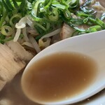 元祖第一旭 - スープは醤油に豚骨も感じる。油膜は薄め。