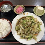 美食小屋 - 肉野菜定食（700円）別アングル