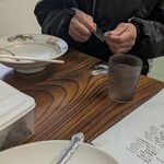 白龍ラーメン - 薬を飲むマツジュン