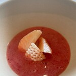 レストラン オオツ - 苺の甘い部分だけを切り取って液体化したかのような理想的なソース。どうやって作ってるんだろう