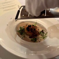 レ セゾン - ホタテ貝とマッシュルームのミルフィーユ　トリュフを削ってふんだんにかけてくださいました