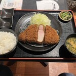 とんかつ三矢 - 全貌。あおさ汁も良き。高菜は自家製？？