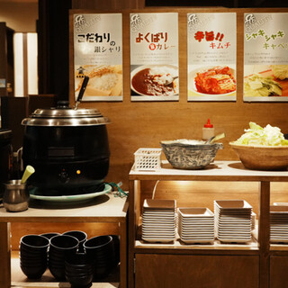 カレーが評判！いろいろ楽しめるセルフフードバーコーナー