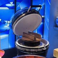 初音鮨 - 貴重な炭を使う炊飯釜