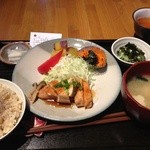 ハイ・どうぞ ふしみや食堂 - 日替わりランチ  ７００円 チキン照り焼き。玄米ご飯です