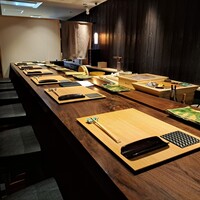 江戸富士 - 店内のカウンターの様子。