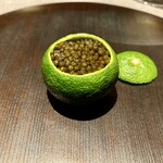 茶禅華 - 酸橘海蜇　酢橘釜入り中華くらげ キャビアのせ