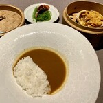 茶禅華 - 上海蟹のビスクカレー 蒸し上海蟹