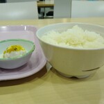 カルフール - ご飯大盛り(横から。小鉢との大きさ比較)