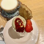 アンドテイ - ・ベリーとピスタチオアイスのスコーンパフェ