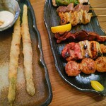 炭火厨房 根っこ - アスパラの豚肉巻き、焼き鳥盛り合わせ