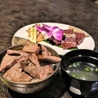 焼肉 徳川苑 - 勝手に特製焼肉丼、ワカメスープ、上ミノ、ハツ
