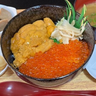 ご当地グルメを満喫！アナゴやアジ、さまざまな海鮮料理など