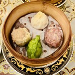 状元樓 横浜中華街本店 - 蒸し餃子は皮がむっちむち　中のエビもぷりぷり！