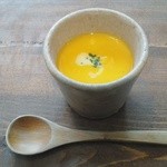 セットの最初に出た「にんじんスープ」