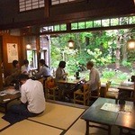 去来庵 - 庭を眺める店内は畳とちゃぶ台