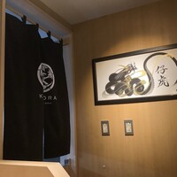 牛刺しと焼肉 仔虎 クリスロード店 - 【店内（額縁の書が最高‼️）】テンション⤴️⤴️✨✨