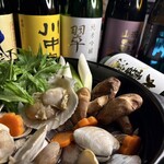 信州炉端酒場万事屋 - 帆立、牡蠣、ホンビノス貝、アサリなどが入った贅沢鍋です。