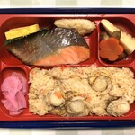 旬海堂 - 陸奥湾産帆立の炊き込みご飯と宮城サーモンの特選弁当