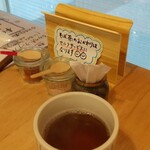 手打ちそば くるみの木 - テーブル席上の調味料他達