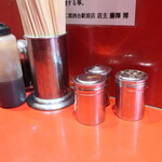 ラーメン二郎 - 卓上調味料