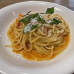 トラットリア カーサ ピッコラ - モッツァレラとトマトのパスタ。連れとシェア