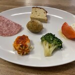 トラットリア カーサ ピッコラ - 前菜。高級食材ではないけど、美味いよ〜
