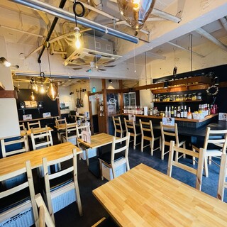 レモン漬けの瓶が並ぶお洒落な空間