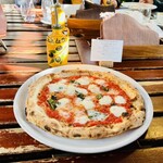 ラッテリア ベベ  カマクラ - テラス席は一つの机が大きく6人掛け　相席になります