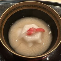 淡流 - 餅で覆う里芋　大根人参　白味噌仕立て　椀物