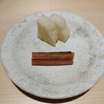 鮨 といろ - 香の物（山ごぼう、べったら漬け）