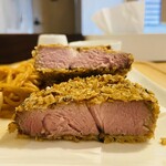 FREEAT - officialチャーカツ断面図