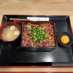 肉屋 黒川 - 炙り肉タク重+卵黄 ¥2,000