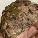 サイとパン - ナッツと種のパンの断面