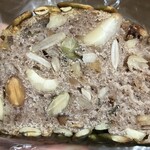 サイとパン - ナッツと種のパンの断面