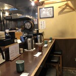 海街丼 - 店内はカウンター５席のみ