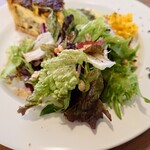 カロトギフ - ◯サラダ
和風な自家製ドレッシングで
醤油、酢の爽やかさ、油感、甘みのバランスが良くて
味わいのレベルが高く感じる♪

サラダに合わされる、干しレーズンの甘みと
カリカリとしたグラノーラの食感も面白い