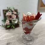 カフェ&スイーツ 雪ノ下 - 料理写真:いちごのパフェ苺はお隣の岩崎農園さんからのとちあいかイチゴだそう。