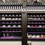 Akaneya Coffee Ten Kyudo Ten - ぶら下がってるのはロイヤルアルバート。日本じゃ珍しい。右奥には大倉陶園、美し過ぎます。