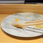 京橋 天冨良と鮨 いしい - コウイカ　からすみのせ