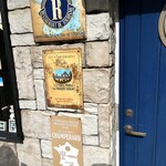 LA COURONNE GOURMANDE - 店名由来のプレート