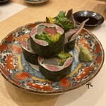 祇園おばんざい ぎんや - 綺麗なお皿に映える　ぎんや名物　鰯のアテ巻き！