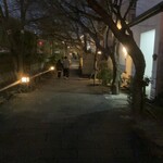 祇園おばんざい ぎんや - 祇園白川の通り左側は鴨川が流れてます◎右手は入口