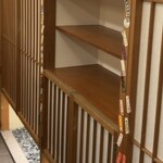 祇園おばんざい ぎんや - 格子戸には舞妓さんのシールが沢山貼ってあります◎舞妓さんにも人気のお店のようです◎ 会いたい◎